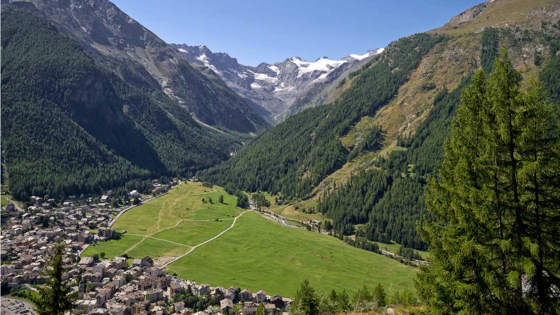 Cogne at the foot of the Gran Paradiso National Park | Camera-man