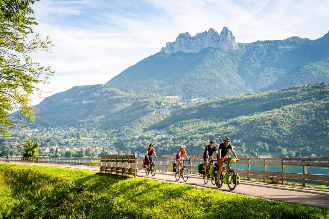 Enjoy cycling around Lake Annecy in France |  <i>B. Becker/Auvergne Rhône Alpes Tourism</i>