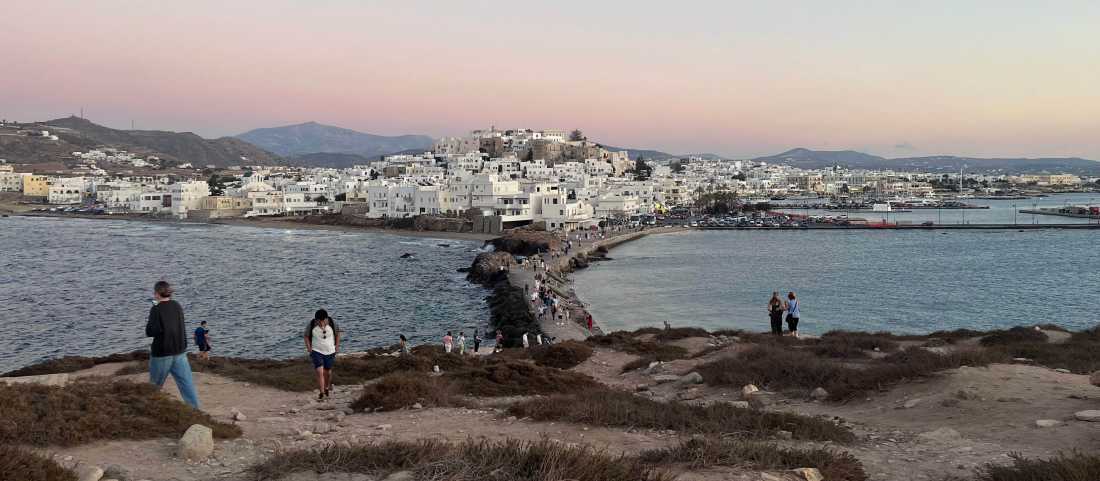 A view of Naxos island in the sunset |  Mélodie Théberge