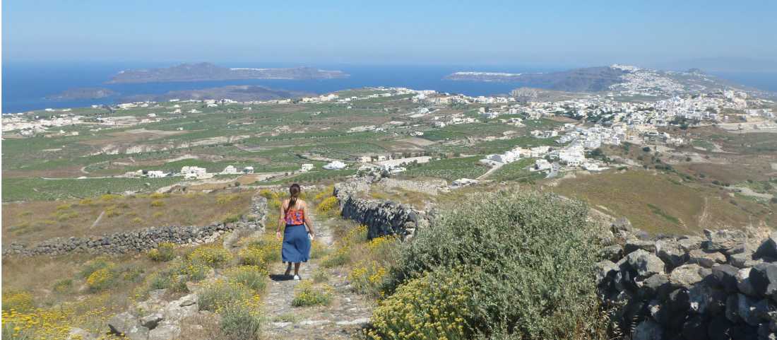 Hiking the trails on Santorini in the Greek Islands |  Hetty Schuppert