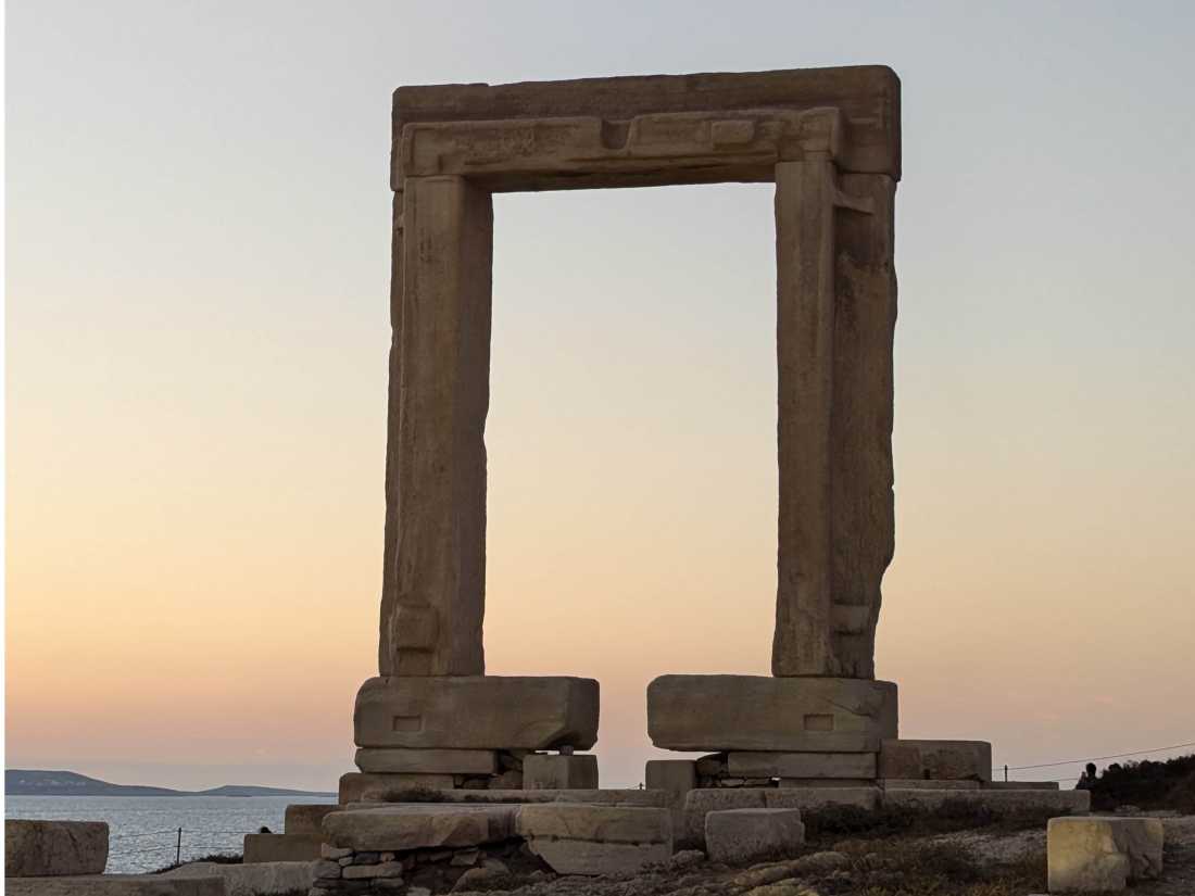 Temple of Apollo at sunset in Naxos |  Mélodie Théberge