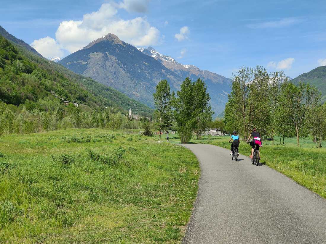 Cyclists taking in the views on the Sentiero Valtellina Bike Path